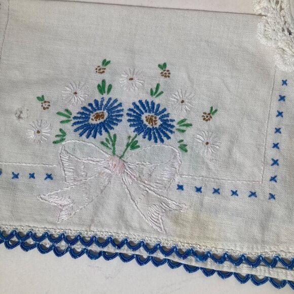 5 Vintage Handmade Embroidered Doilies Bureau Scarves Table Runners Flaw - Picture 6 of 13